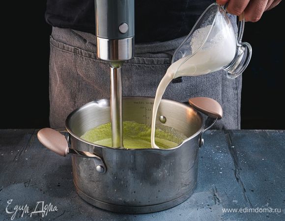 Брокколи пробейте блендером до состояния пюре, добавьте сливки.