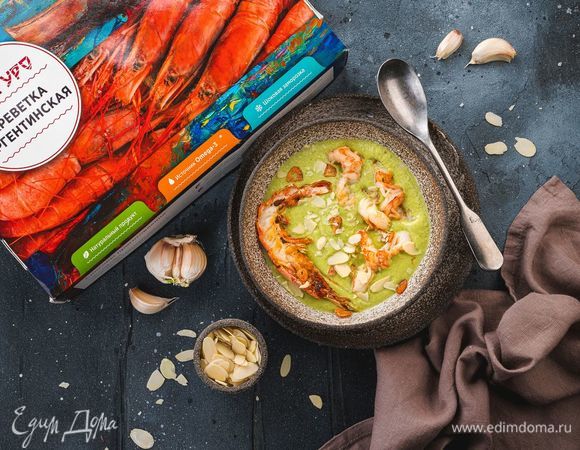 Разлейте суп-пюре по тарелкам, добавьте обжаренные креветки, украсьте миндальными лепестками или зеленью по желанию.<br />
Приятного аппетита!