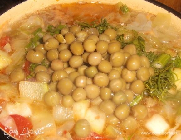 В конце готовки добавить зеленый горошек и нарезанный укроп. Прокипятить суп в течение 2–3 минут.