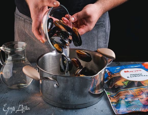 Хорошенько промойте варено-мороженые мидии ТМ «Магуро». Положите их в большую кастрюлю, залейте холодной водой. Доведите до кипения и варите минуты 3, пока не откроются ракушки. Мидии, нераскрывшиеся в процессе варки, выкиньте. Вытащите мидии. Процедите бульон.