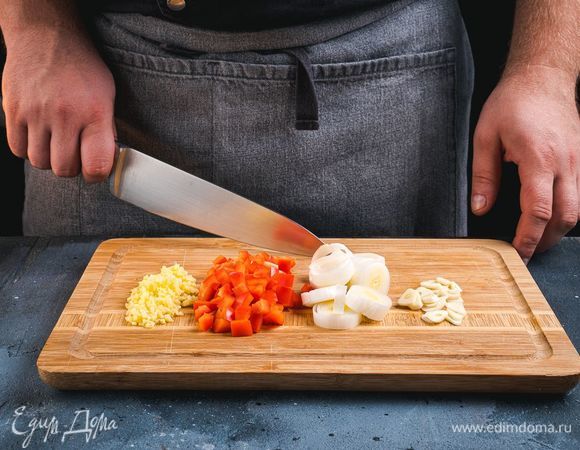 Очистите и мелко нарежьте чеснок и корень имбиря. Перец нарежьте мелким кубиком, белую часть порея нарежьте кольцами.