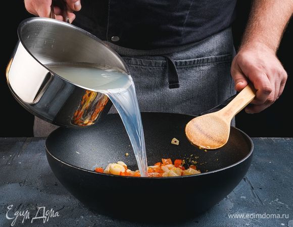 Процеженный бульон налейте в сковороду-вок и доведите до кипения.