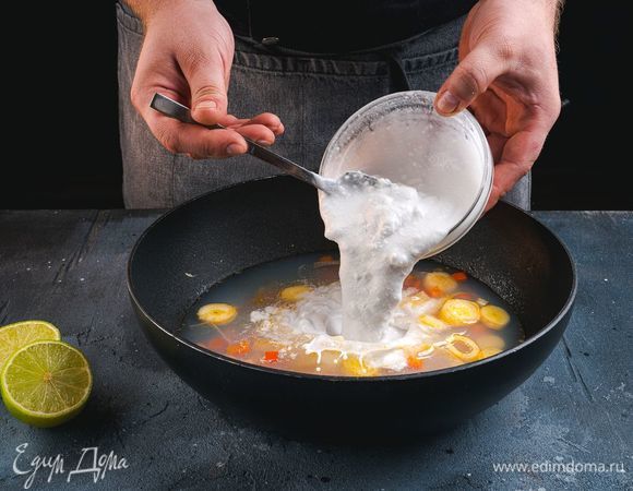 Добавьте в бульон кокосовое молоко и сок лайма. Все прогрейте.