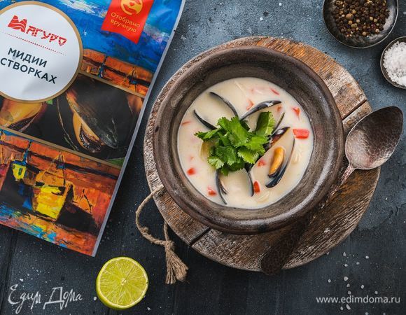 Разлейте суп по тарелкам и украсьте веточками кинзы.