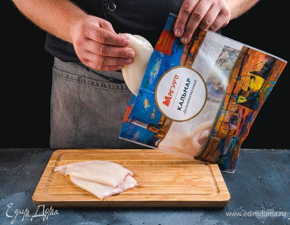 Филе кальмаров ТМ «Магуро» разморозьте, тщательно промойте и просушите. Разрежьте кальмары на три-четыре части. Выложите их в глубокую чашку, посолите, поперчите и тщательно перемешайте. Затем добавьте муку, еще раз перемешайте.