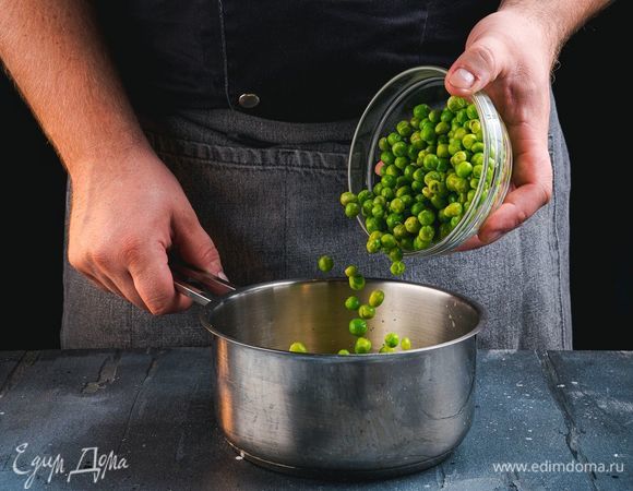 Растопите в сотейнике сливочное масло, добавьте промытый в холодной воде зеленый горошек (предварительно размораживать его не нужно). Посолите и варите до готовности.