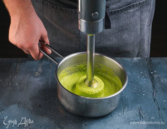 Взбейте в блендере горошек до состояния пюре.