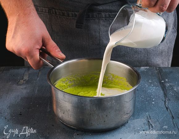 Добавьте в пюре из горошка сливки.