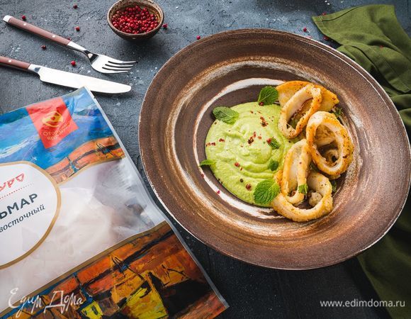 Выложите в тарелку кальмары и пюре, украсив веточкой мяты и кинзой.<br />
Приятного аппетита!