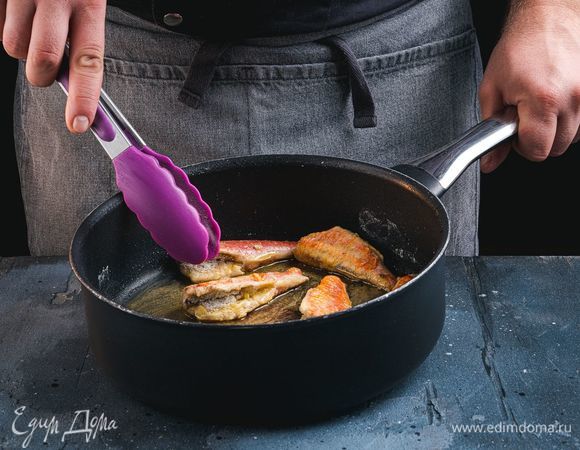 Обжарьте рыбу на оливковом масле до образования золотистой корочки.