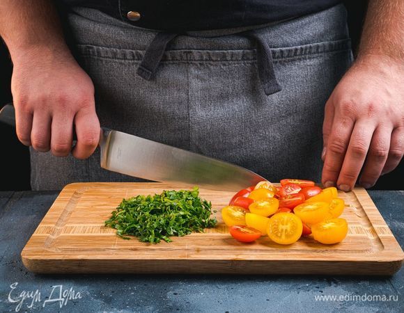 Помидоры разрежьте пополам, зелень мелко нарежьте.
