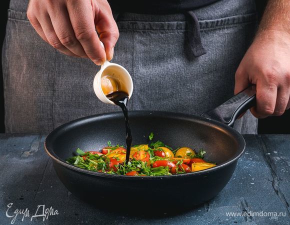 Помидоры обжарьте на сковороде с маслом, добавьте петрушку, бальзамический уксус.