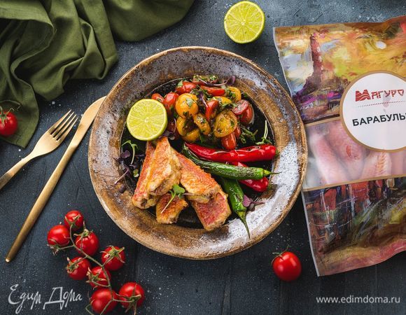 Аккуратно выложите в тарелку рыбу, обжаренные томаты и гарнир на ваше усмотрение. Приятного аппетита!