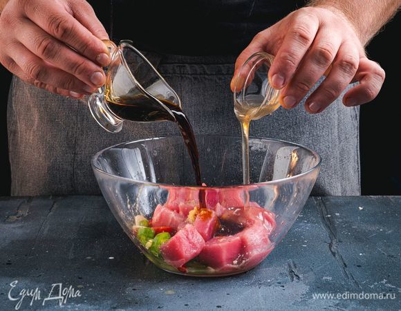 Влейте соевый соус и белый бальзамический крем. Все перемешайте, накройте полиэтиленовой пленкой и поставьте в холодильник на 20 минут.