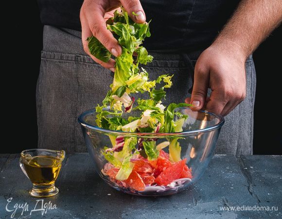Салатную смесь промойте, красный лук нарежьте тонкой соломкой. Все перемешайте и заправьте оливковым маслом.