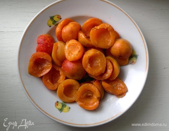 Абрикосы вымыть, обсушить. Разделить на половинки, удалить косточки.