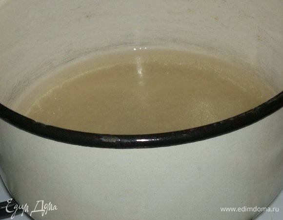 Вскипятить воду, всыпать сахар, размешать. Снова довести до кипения и варить 5 минут.