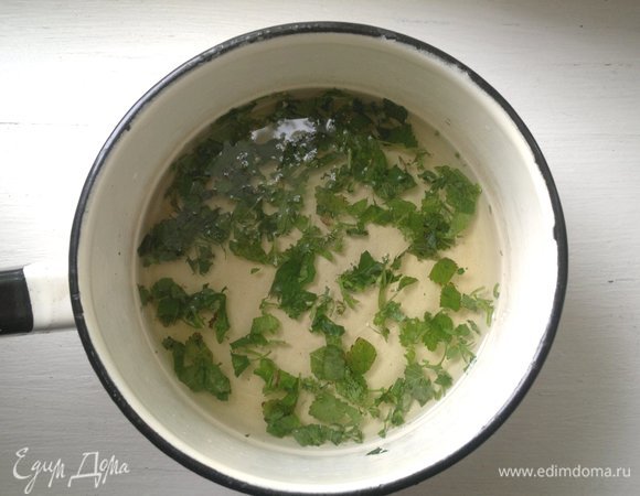 Сироп снять с огня, немного остудить (5 минут). Всыпать в сироп нарезанную мяту, накрыть крышкой и дать настояться 8–10 минут. За это время сироп остынет.