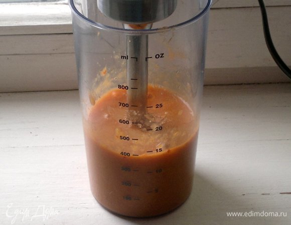 Абрикосы измельчить в пюре блендером.