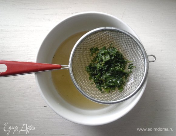 Сироп процедить через сито. Можно еще дополнительно процедить через марлю.