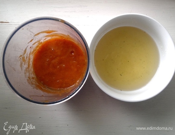 Соединить абрикосовое пюре и мятный сироп. Взбить венчиком.