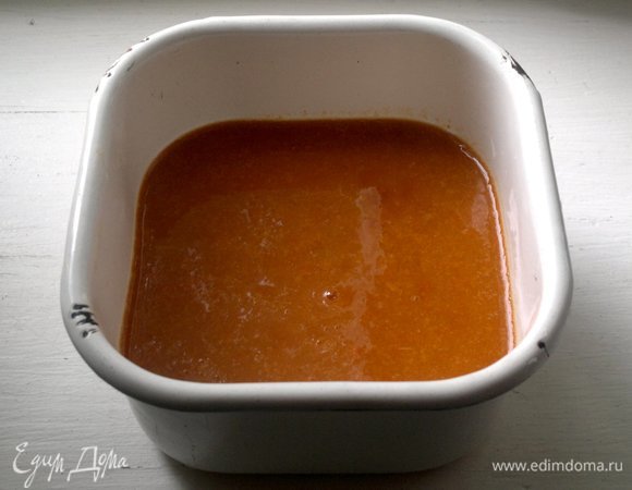 Абрикосовую массу поместить в контейнер, накрыть крышкой или пищевой пленкой и поставить в морозильную камеру.