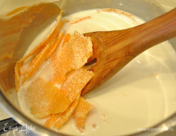 В ковшике нагреть жирные сливки с сахаром и снятой с апельсина цедрой. На минимальном огне довести до кипения. Через пару минут снять с огня и процедить.