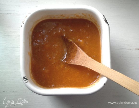 В течение 4–5 часов каждые 30–40 минут доставать сорбет из морозилки и тщательно перемешивать лопаткой, чтобы сорбет насыщался воздухом и не превратился в обычный лед. Затем оставить сорбет в морозилке еще на 2–3 часа до полного застывания.