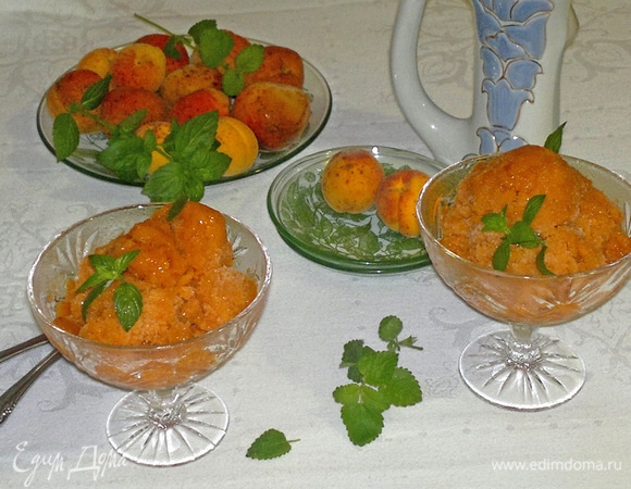 Готовый абрикосовый сорбет с мятой достать из морозилки. Разложить по креманкам, украсить свежей мятой. И наслаждаться приятным освежающим вкусом. Угощайтесь! Всем приятного аппетита!
