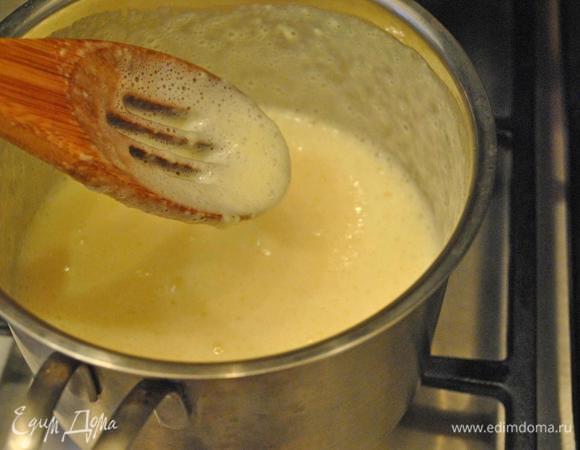 Яичные желтки взбить. Тонкой струйкой, продолжая взбивать, ввести сливки. Поставить смесь на огонь и, не давая кипеть, варить до загустения. Быстро охладить смесь, поставив в емкость с холодной водой.