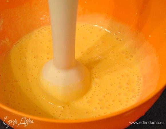 Блендером взбить рикотту, сок одного апельсина и мякоть запеченной тыквы. Соединить обе смеси в одну.