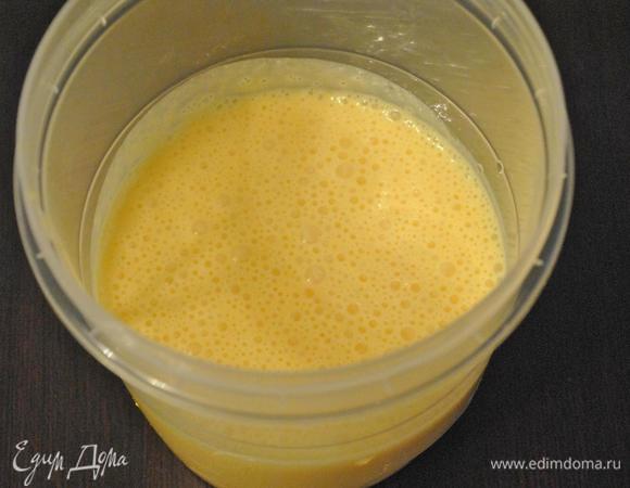 Вылить массу в емкость для замораживания и поставить в морозильную камеру. Через час мороженое перемешать и снова поставить в холодильник.