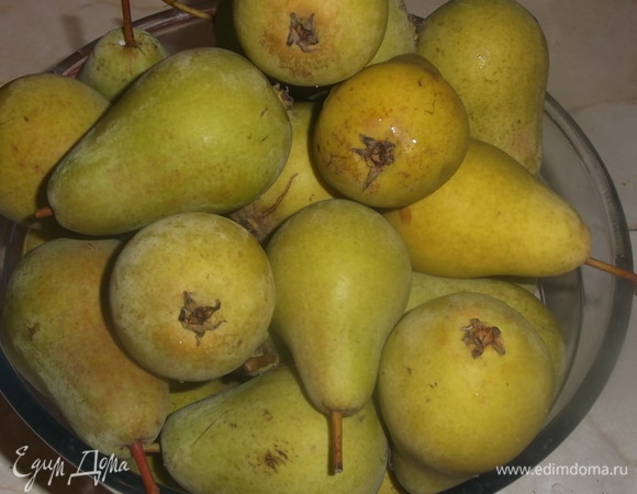 Грушу можно брать любых сортов. Даже если она не доспела, ничего страшного. В процессе готовки она дойдет и будет так же вкусна на вкус. Плоды вымыть. Разрезать пополам. Удалить сердцевину.