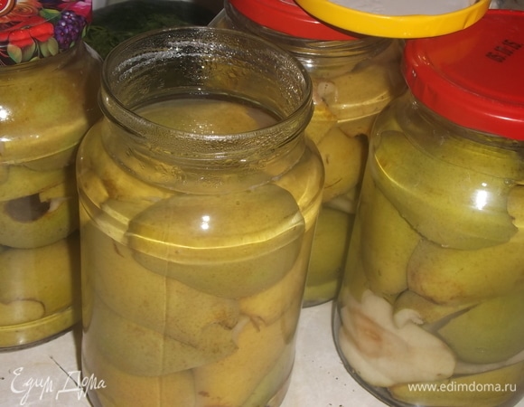 Залить кипятком. Прикрыть крышками. Оставить на 10 минут.