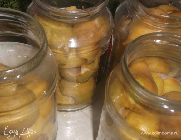 С банок слить воду в кастрюлю. Вскипятить. Добавить сахар.