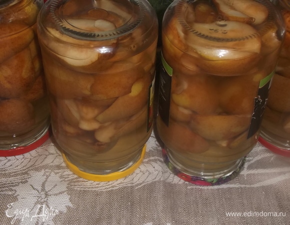 Слить сироп из банок. Довести до кипения. Добавить ваниль и лимонную кислоту. Залить банки. Закатать. Заготовка отлично хранится при комнатной температуре. Выход — 4 банки по 950 мл. Удачных заготовок!