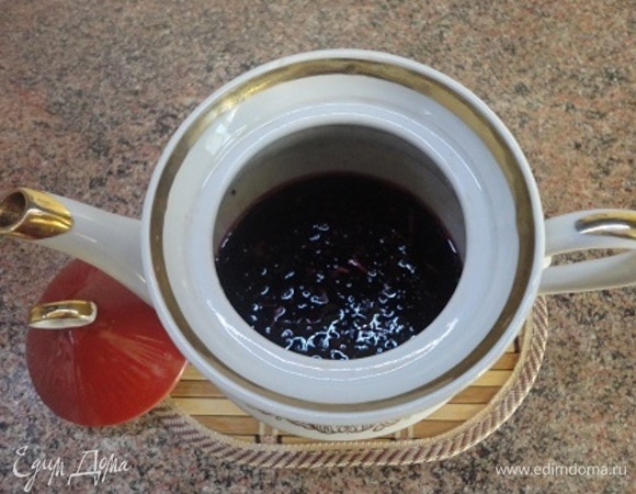 Завариваем их кипятком и настаиваем 30 минут. Мне было удобнее делать это в обыкновенном чайнике.