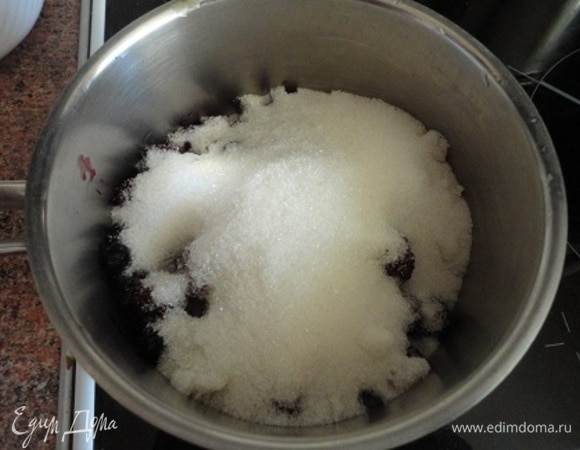 Пока чай настаивался, я смесь ягод (у меня были смородина, ежевика, вишня и клубника) засыпала сахаром в сотейнике.