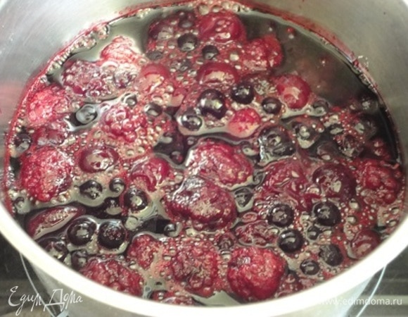 К ягодам с сахаром процеживаем настоявшийся отвар и прогреваем вместе с ягодами до растворения сахара, не давая закипеть. Оставить остывать.
