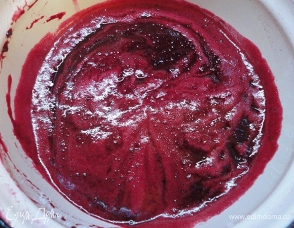 Остывшие ягоды измельчаем блендером и процеживаем через мелкое сито, чтобы избавиться от косточек. Я замораживала в морозильной камере примерно 4–6 часов. Каждый час я смесь разрыхляла вилкой, чтобы разбить кристаллы льда.
