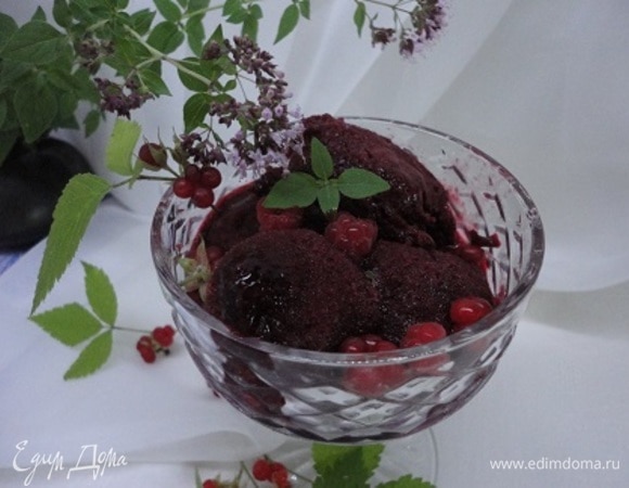 Сорбет не превратился в ледяную глыбу, а отлично брался ложкой.