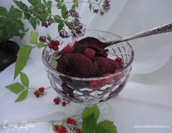 Становился, как мягкое мороженое с ярко-выраженным ягодным вкусом и ароматом. В следующий раз я попробую количество сахара уменьшить как минимум на 30 г.