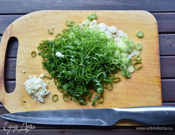 Лук нарезать колечками, чеснок измельчить.