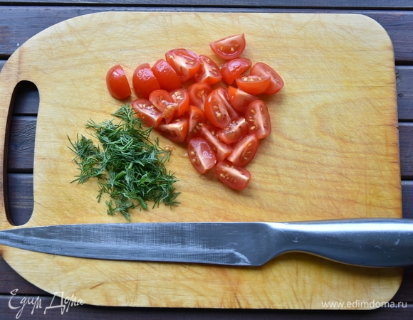 Помидоры черри нарезать на четвертинки, измельчить зелень укропа.