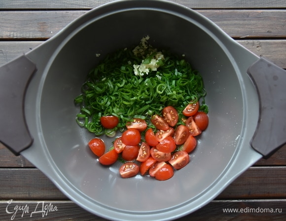 В кастрюле разогреть оливковое масло и обжарить лук, чеснок и помидоры.