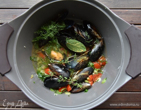 Влить воду, выложить мидии, веточки тимьяна, лавровый лист и зелень укропа. Довести воду до кипения и проварить 3 минуты.