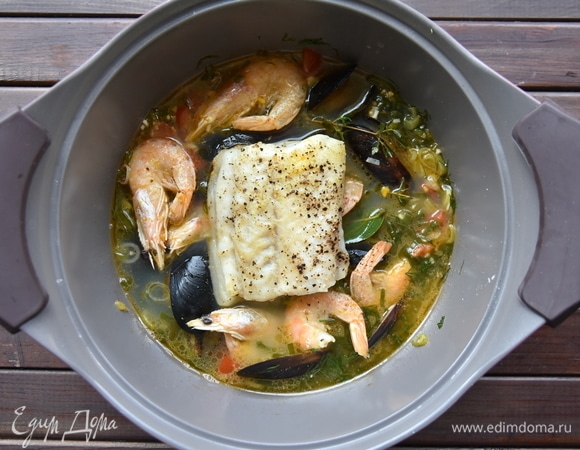 Затем отправить в кастрюлю креветки и рыбу. Посолить, поперчить, всыпать цедру апельсина и шафран. Варить еще 7–10 минут.