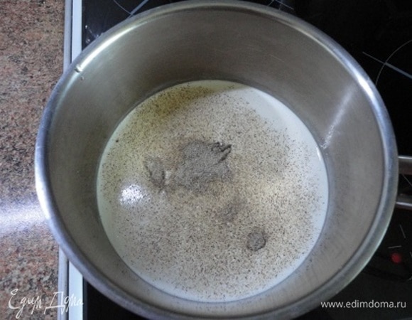 Молоко и сливки вылейте в небольшую кастрюлю, добавьте ванильный сахар. У меня пакетик ванильного сахара с молотой натуральной ванилью. Доведите до кипения, снимите с огня, дайте настояться примерно полчаса.