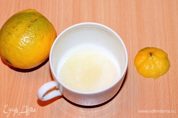 Желатин залить водой (1:6), добавить сок лимона или лайма и оставить набухать.