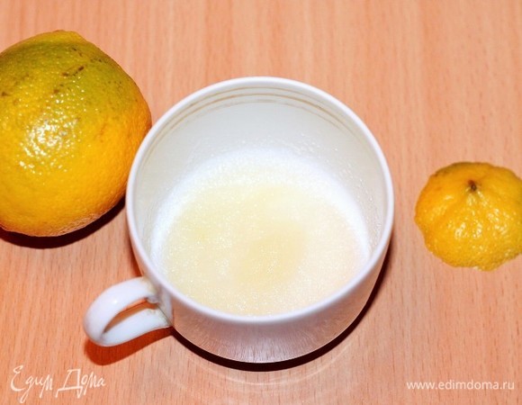 Желатин залить водой (1:6), добавить сок лимона или лайма и оставить набухать.